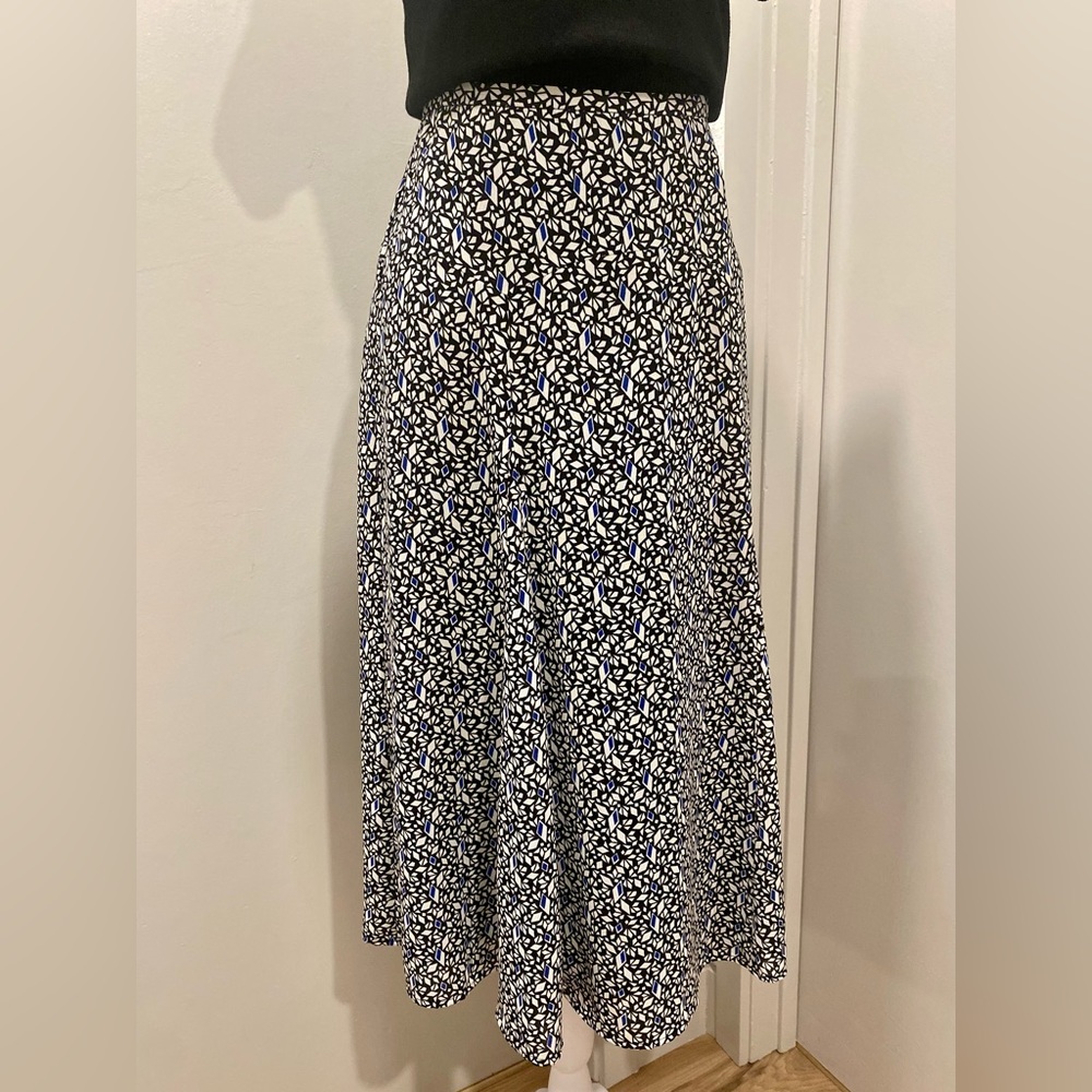 Jones Wear Petite Black, White, & Blue Geometric Printed Mid-Length Skirt - 4P
